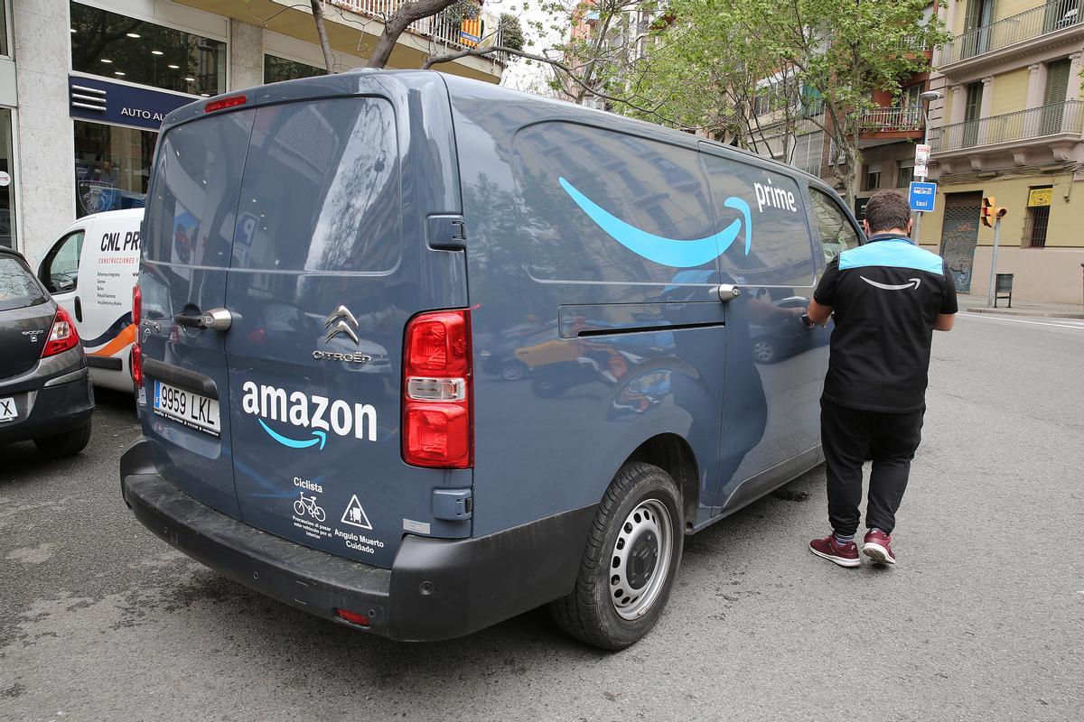 Una furgoneta de reparto Amazon, el operador postal que más tendrá que pagar por la nueva tasa.