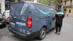 Una furgoneta de reparto Amazon, el operador postal que más tendrá que pagar por la nueva tasa.