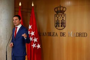 El secretario general del PSOE de Madrid y portavoz del partido en la Asamblea regional, Juan Lobato, durante su comparecencia ante los medios, este 17 de febrero de 2022 en la Cámara regional.