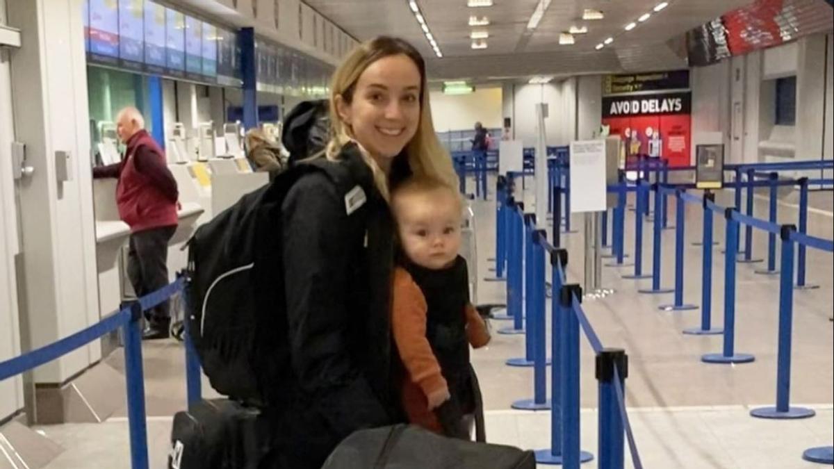 Elinor Barker en un aeropuerto con su bebé. 