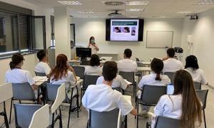 Estudiantes de Medicina de la UB realizan prácticas en el Hospital Esperit Sant de Santa Coloma de Gramenet.