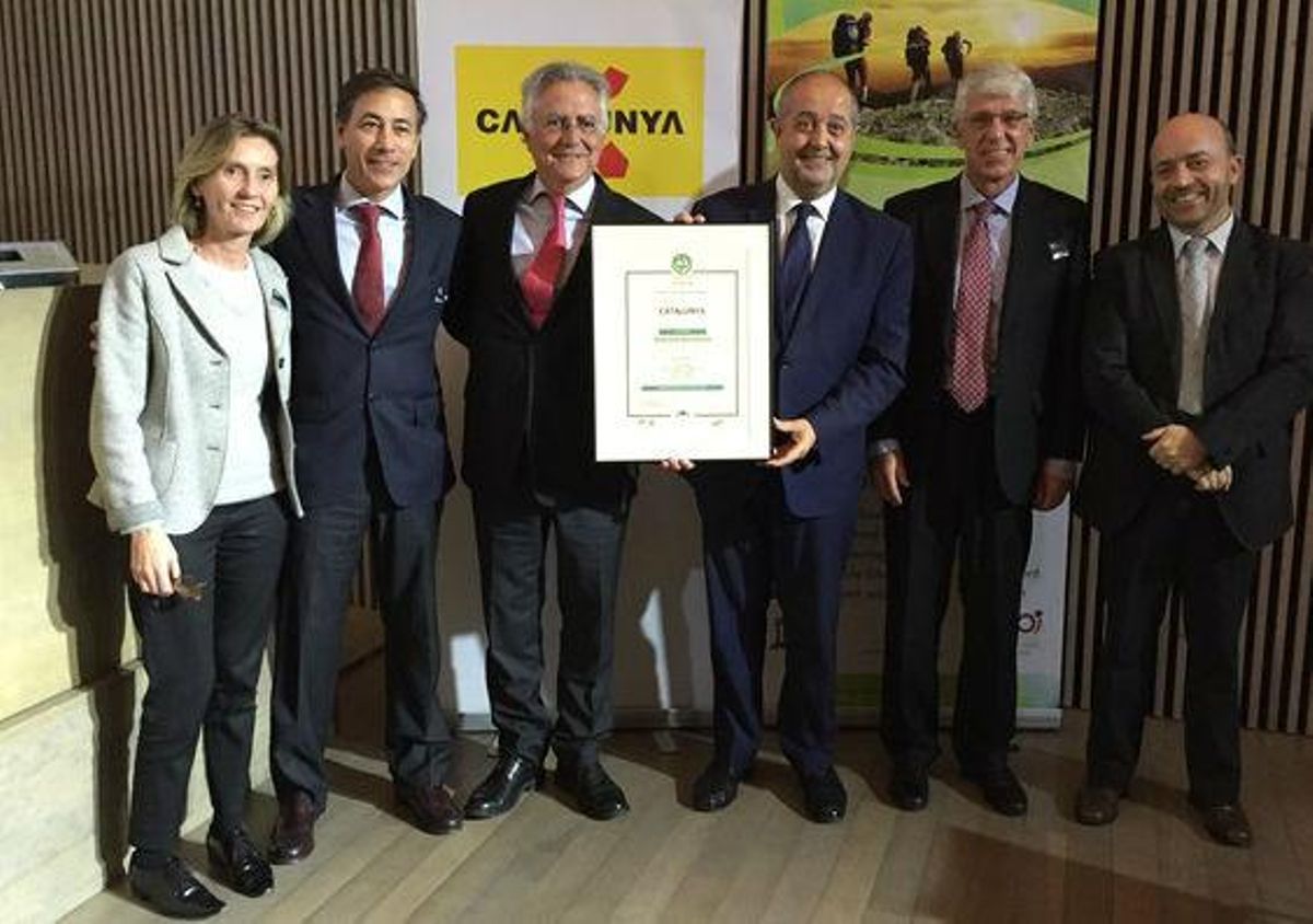 El ’conseller’ Felip Puig (cuarto por la izquierda) recibe la certificación Biosphere de turismo responsable para Catalunya. El ’conseller’ Felip Puig (cuarto por la izquierda) recibe la certificación Biosphere de turismo responsable para Catalunya.