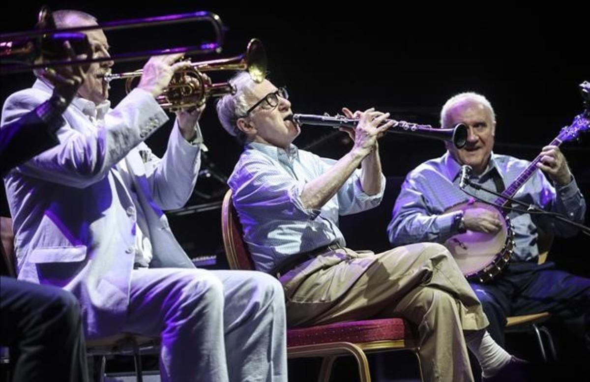 Woody Allen y la New Orleans Jazz Band, durante su concierto en el Festival de Cap Roig.