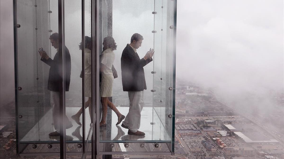 Visitantes en el mirador SkyDeck de la Torre Willis de Chicago