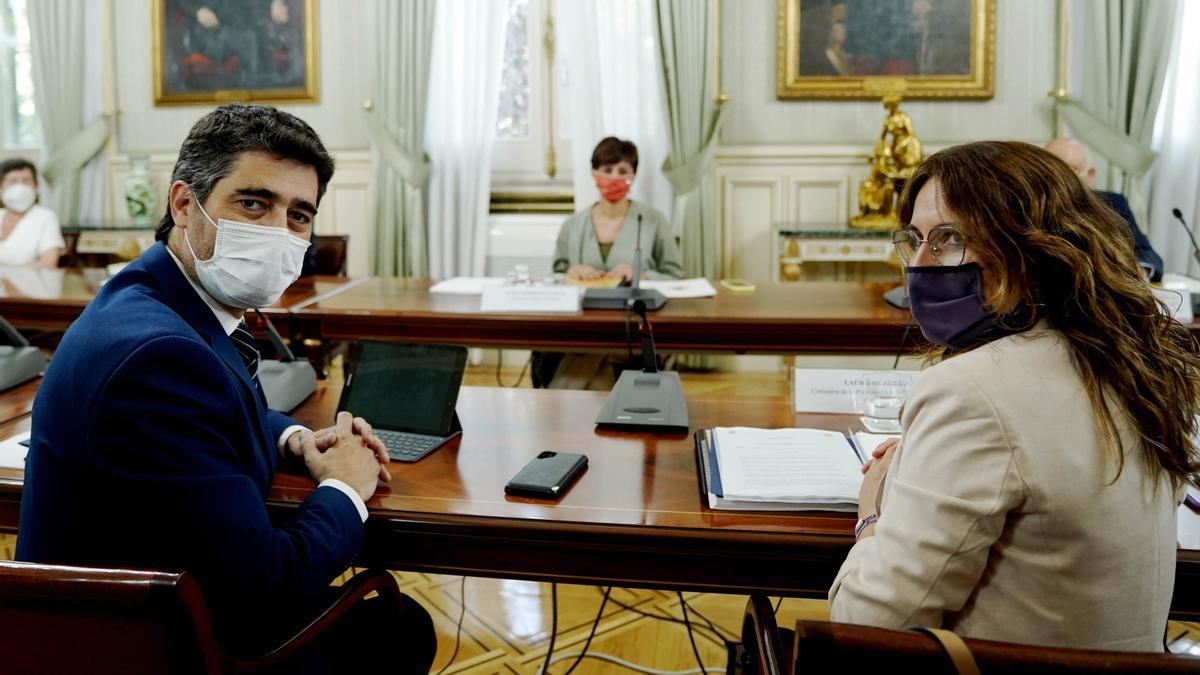 El vicepresidente de la Generalitat, Jordi Puigneró, y la ’consellera’ de Presidència, Laura Vilagrà, este lunes antes de la reunión.