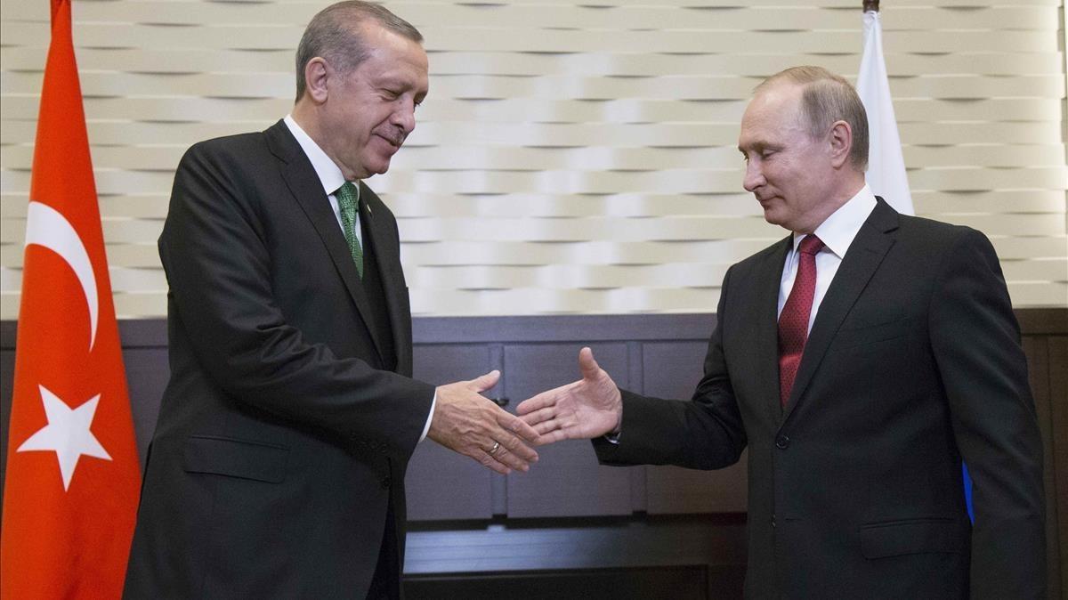 Erdogan (izquierda) da la mano a Putin durante su encuentro en Sochi (Rusia), el 3 de mayo.