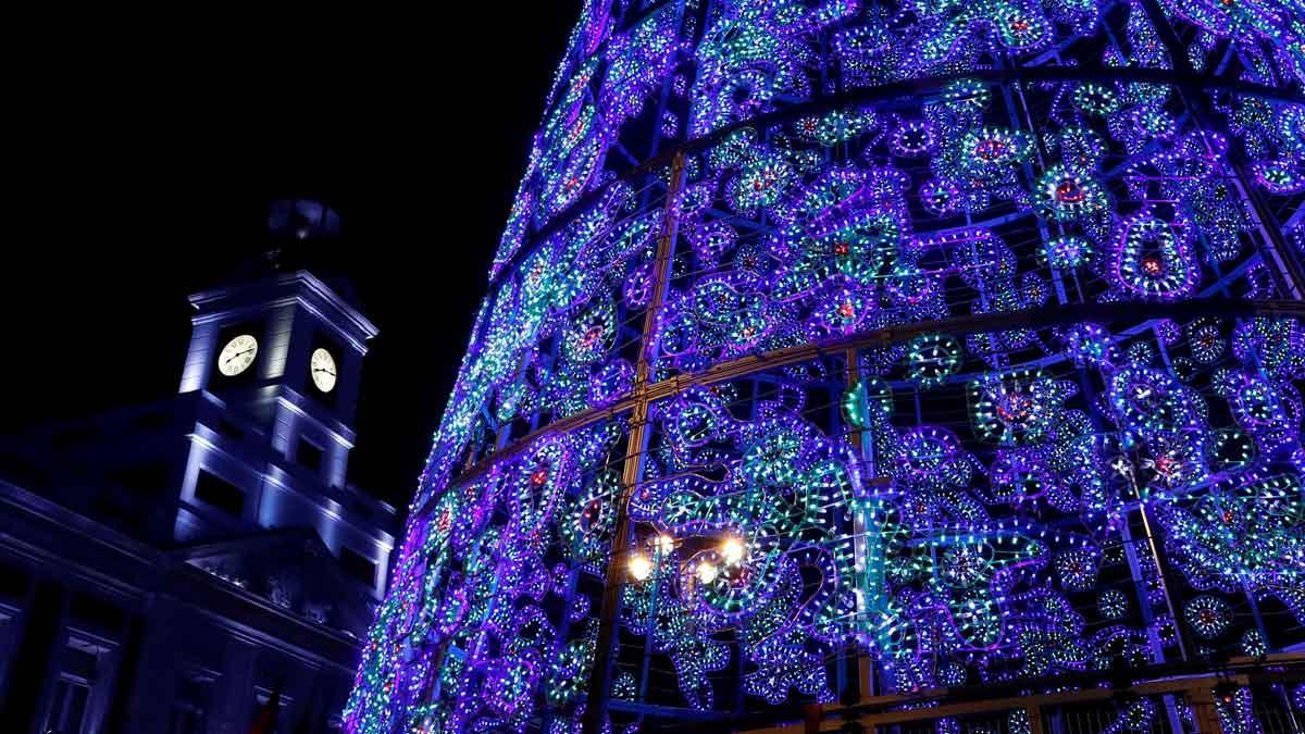 Árbol de Navidad de luces, instalado en la Puerta del Sol de Madrid, en diciembre del 2019.