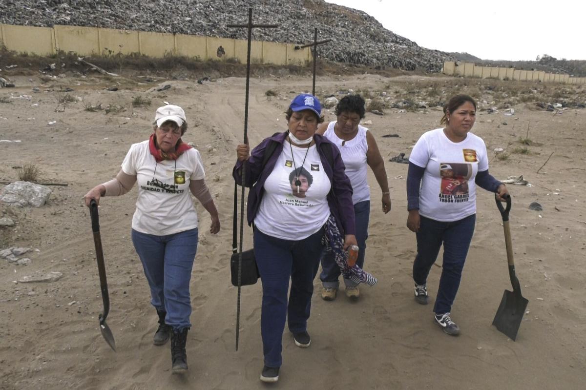 Mujeres del colectivo Solecito buscan a sus desaparecidos en Veracruz.