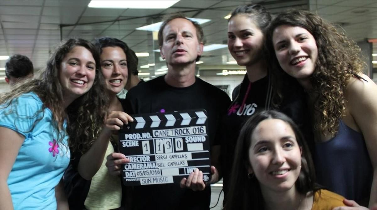 Lluís Gavaldà, en un ’flashmob’ realizado en la estación de plaza de Catalunya para presentar el Canet Rock 2016. Lluís Gavaldà, en un ’flashmob’ realizado en la estación de plaza de Catalunya para presentar el Canet Rock 2016.