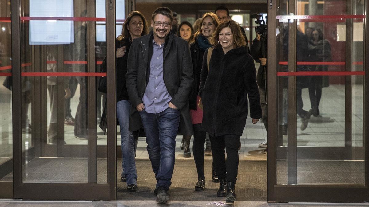 Domènech y Elisenda Alamany llegan a la sede electoral de Catalunya en Comú, este jueves.