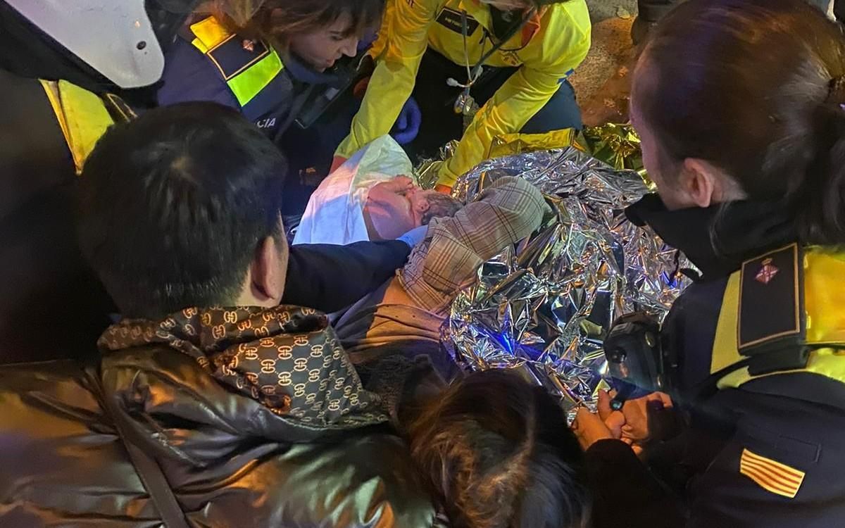 Una dona dona a llum en ple carrer a l’Eixample de Barcelona Una dona dona a llum en ple carrer a l’Eixample de Barcelona