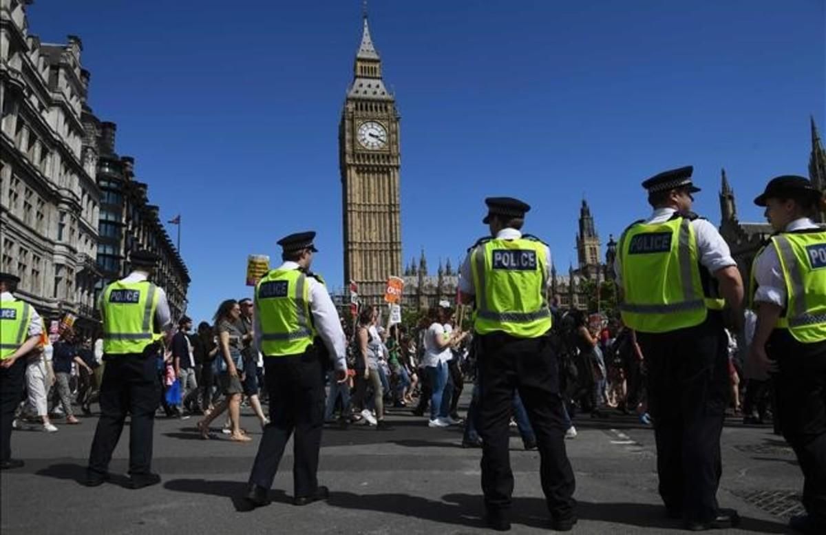 La policía londinense controla a los manifestantes anticonservadores en una marcha en la plaza del Parlamento, en el centro de Londres. La policía londinense controla a los manifestantes anticonservadores en una marcha en la plaza del Parlamento, en el centro de Londres.