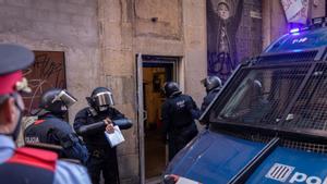 Mossos d’Esquadra ejecutando un deshaucio en la calle Riereta en Barcelona