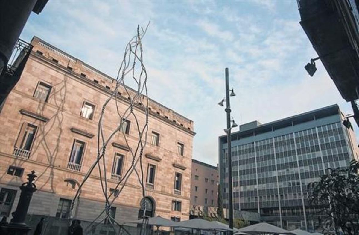 El monumento a los ’castellers’ rodeado por andamios, el pasado 22 de noviembre. El monumento a los ’castellers’ rodeado por andamios, el pasado 22 de noviembre.