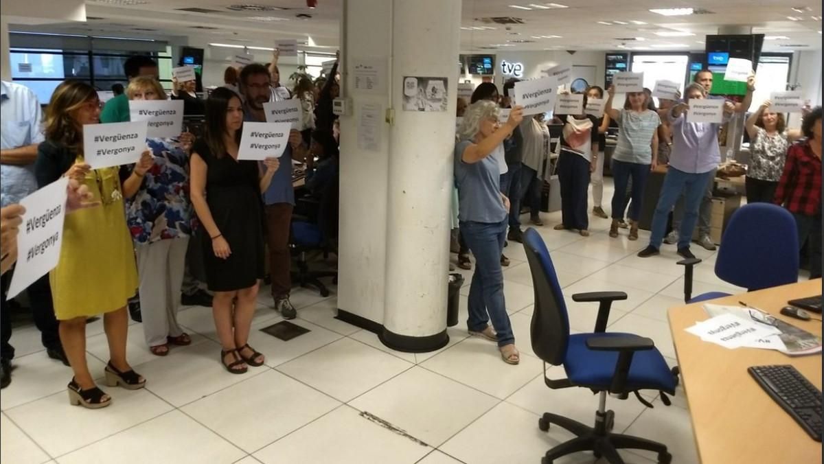 Imagen de la redacción de TVE con periodistas protestando por la cobertura del 1-O con carteles de vergüenza y vergonya. Imagen de la redacción de TVE con periodistas protestando por la cobertura del 1-O con carteles de vergüenza y vergonya.