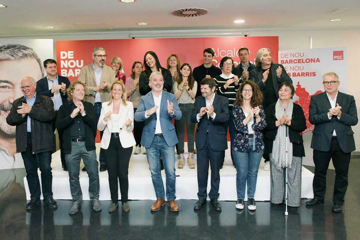 El alcaldable del PSC, Jaume Collboni, con todos llos miembros de su candidatura en Ciutat Meridiana