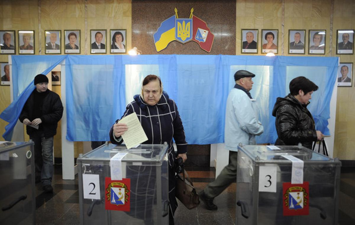 Una mujer deposita su voto en Sebastopol.