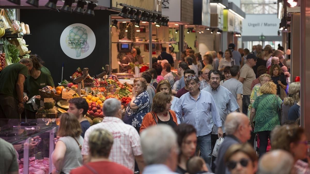 Ambiente en el Mercat de Sant Antoni, este viernes. Ambiente en el Mercat de Sant Antoni, este viernes.