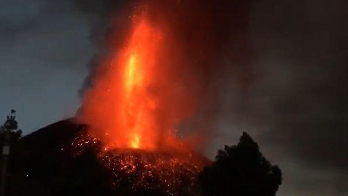 El abombamiento del cono volcánico revela que el Tajogaite guarda aún mucho magma El abombamiento del cono volcánico revela que el Tajogaite guarda aún mucho magma