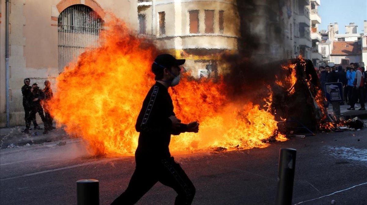 Unos jóvenes queman contenedores de basura en Marsella durante una manifestación contra los planes fiscales del Gobierno francés. Unos jóvenes queman contenedores de basura en Marsella durante una manifestación contra los planes fiscales del Gobierno francés.