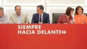 El secretario general del PSOE y presidente del Gobierno, Pedro Sánchez (c), encabeza la reunión de la ejecutiva federal del 17 de mayo de 2019, con Santos Cerdán (i), José Luis Ábalos (2i), Adriana Lastra (2d) y Carmen Calvo (d), en Ferraz. Hoy ya solo resiste Cerdán.