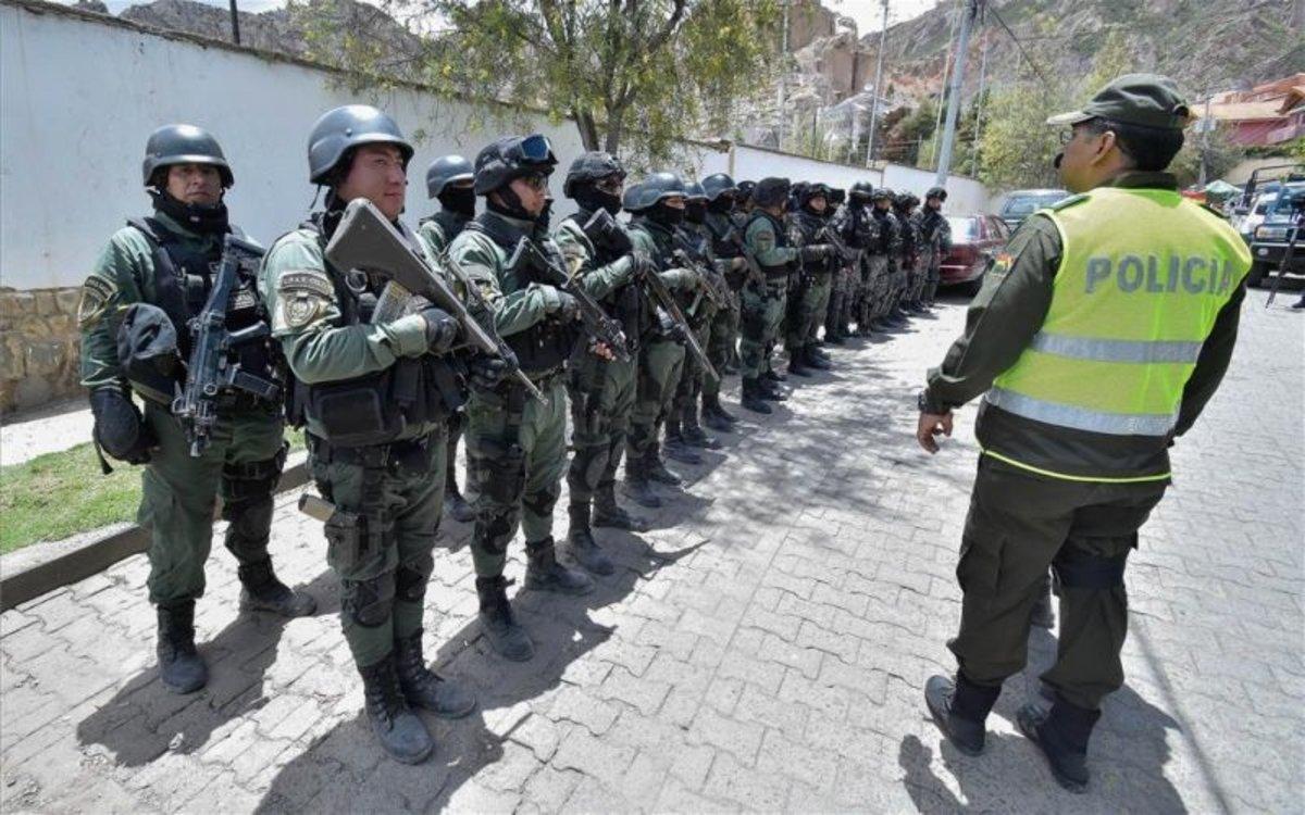 Embajada de México en Bolivia es rodeada por decenas de policías