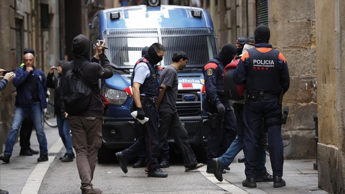 Mossos y Guardia Urbana entran en los dos únicas viviendas que quedaban ocupadas en el número 22 de la calle de En Roig Mossos y Guardia Urbana entran en los dos únicas viviendas que quedaban ocupadas en el número 22 de la calle de En Roig