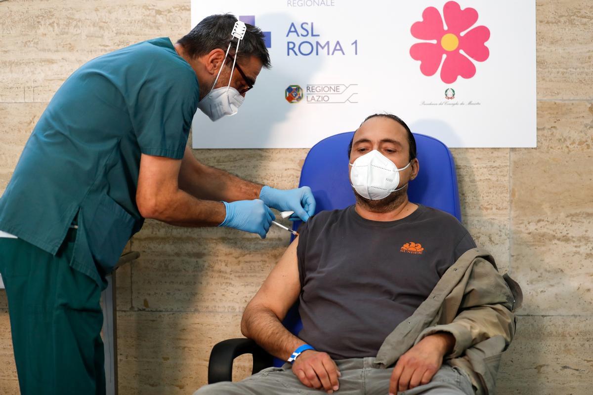 Un enfermero administra una dosis de la vacuna contra el covid-19 a un paciente en Roma, este martes. Un enfermero administra una dosis de la vacuna contra el covid-19 a un paciente en Roma, este martes.