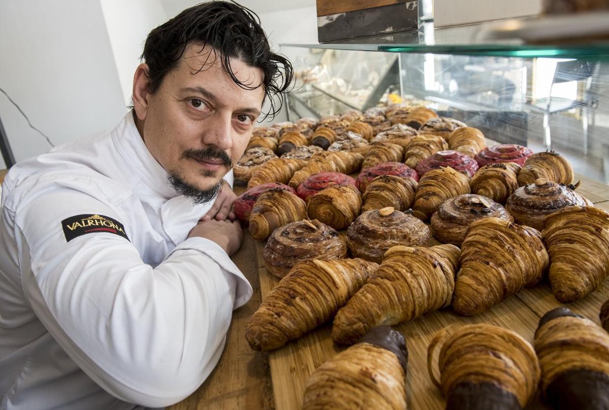 Albert Roca, doble ganador del concurso del mejor cruasán artesano de mantequilla de España, con algunos de los cruasanes que hace es sus pastelerías, Sant Croi by Albert Roca.