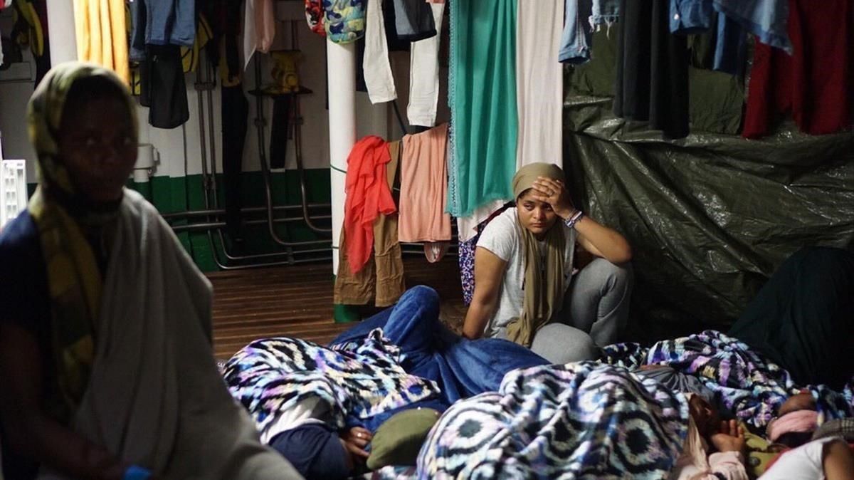 Varias migrantes, en el interior del barco de Open Arms. Varias migrantes, en el interior del barco de Open Arms.