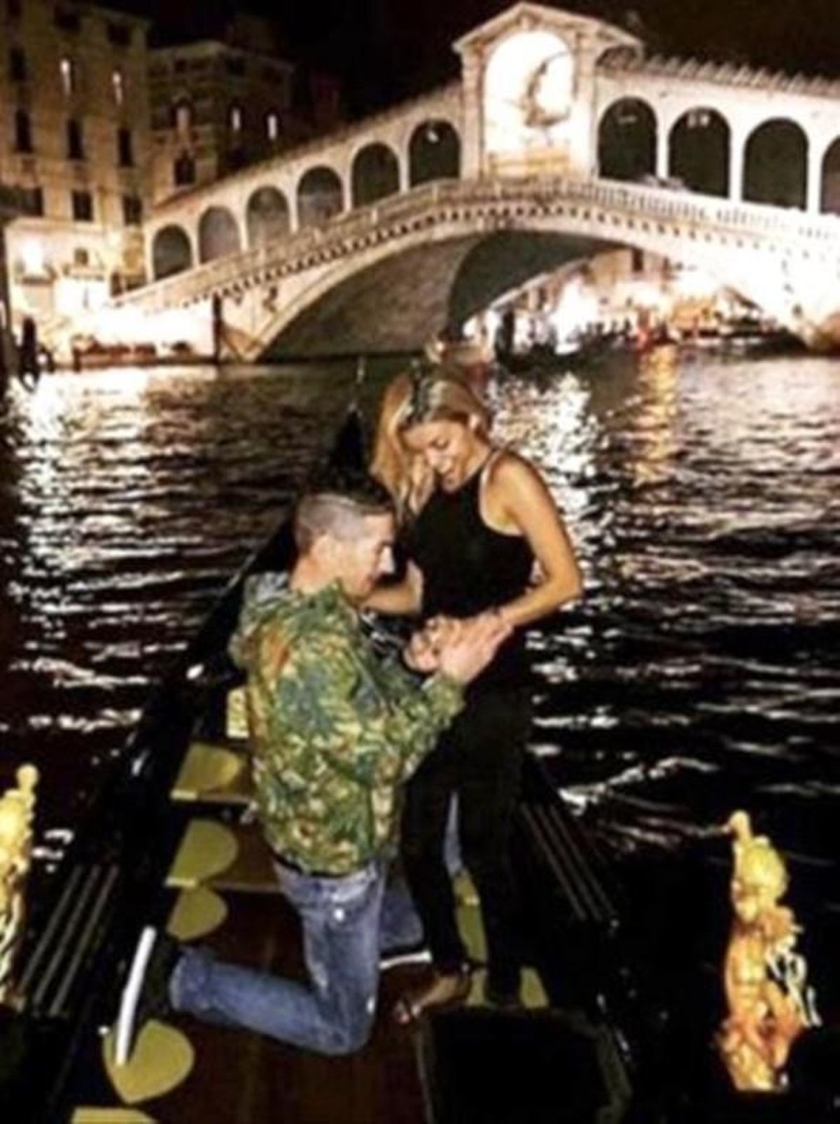 Nicky Hayden le pide a Jacky que se case con él, en Venecia. Nicky Hayden le pide a Jacky que se case con él, en Venecia.