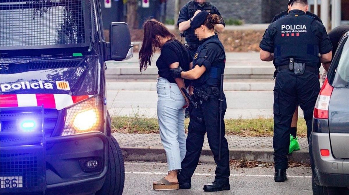 Los Mossos controlan los accesos al barrio de La Mina | Fotogalería Los Mossos controlan los accesos al barrio de La Mina | Fotogalería