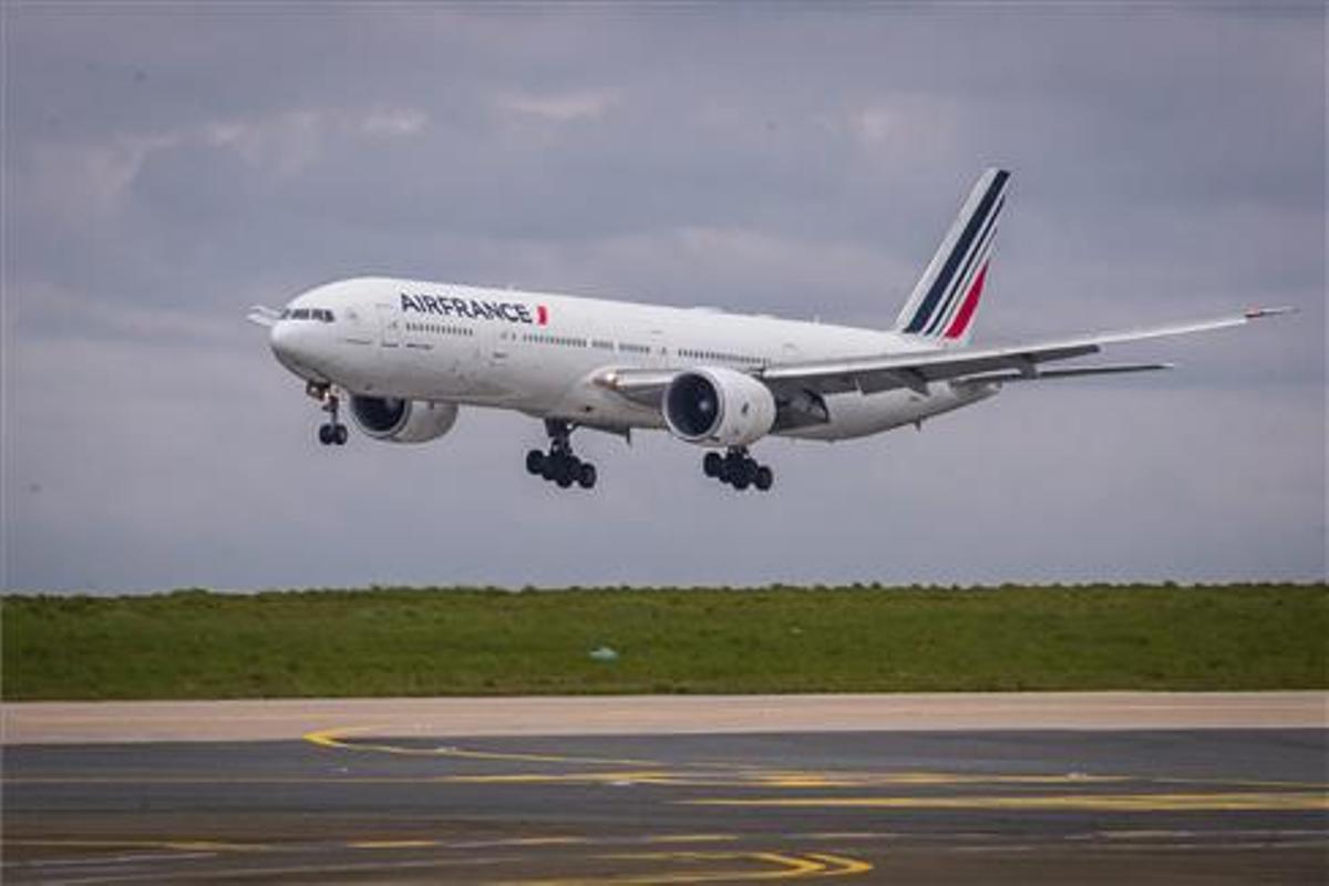  Un Boeing 777 de Air France despega en el aeropuerto de Roissy, cerca de París.