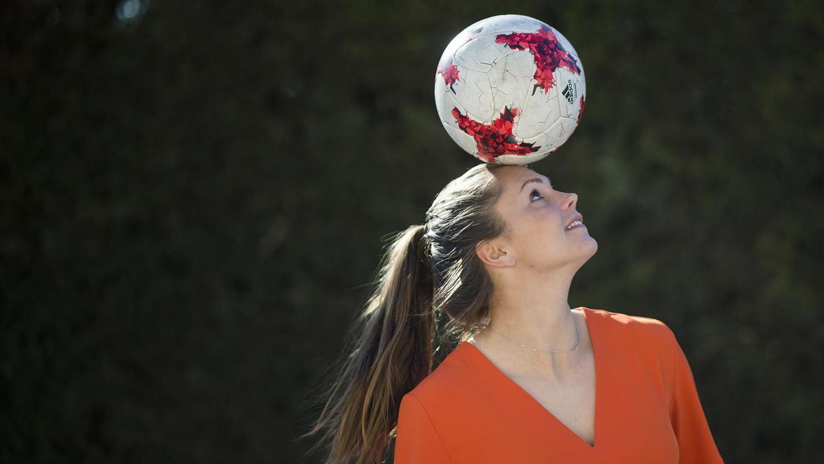 Lieke Martens juguetea con el balón antes de la entrevista con EL PERIÓDICO.