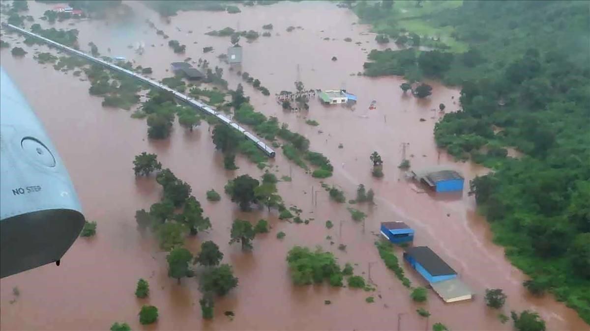 Imagen aérea del tren bloqueado por las inundaciones provocadas por el monzón, este sábado cerca de Bombay. Imagen aérea del tren bloqueado por las inundaciones provocadas por el monzón, este sábado cerca de Bombay.