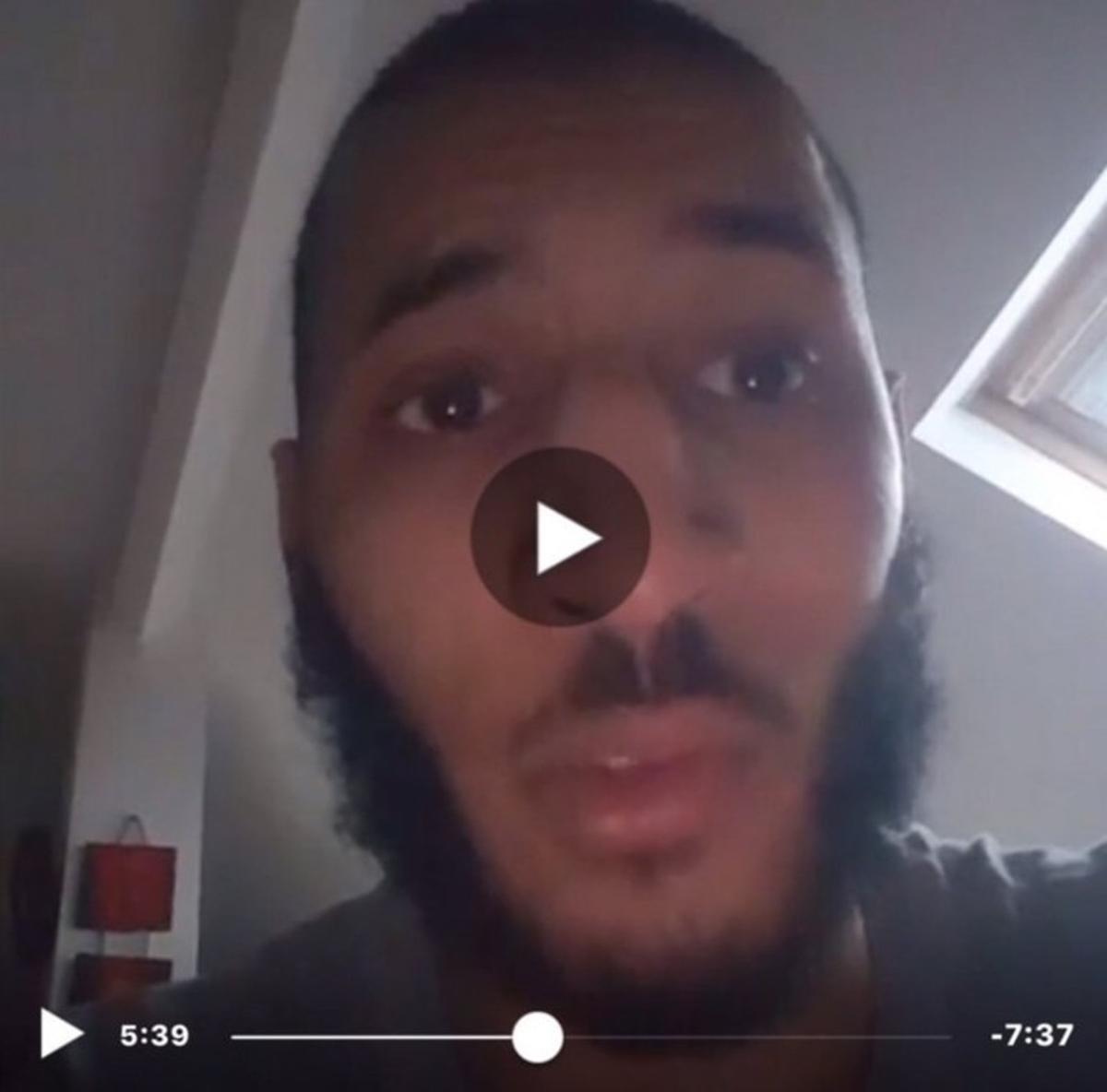 Imagen del terrorista dentro de la casa de los terroristas asesinados. Imagen del terrorista dentro de la casa de los terroristas asesinados.
