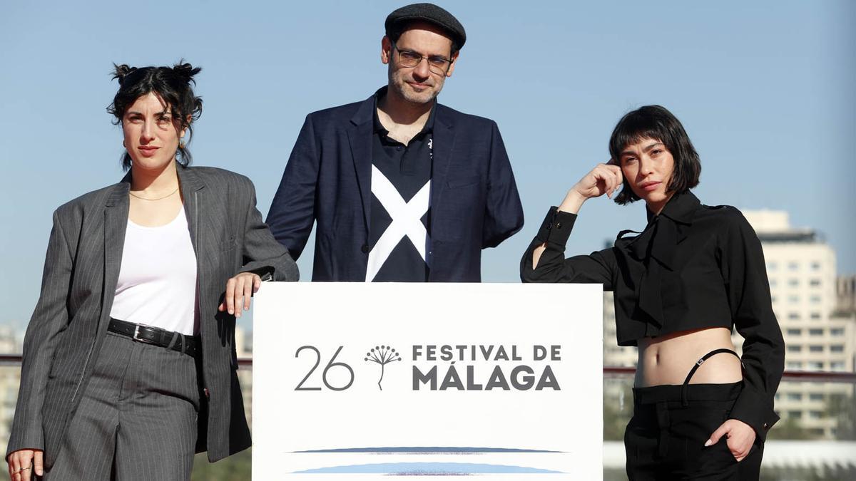 El realizador Alex Lora, en el centro, junto a Elena Martín y Greta Fernández. 