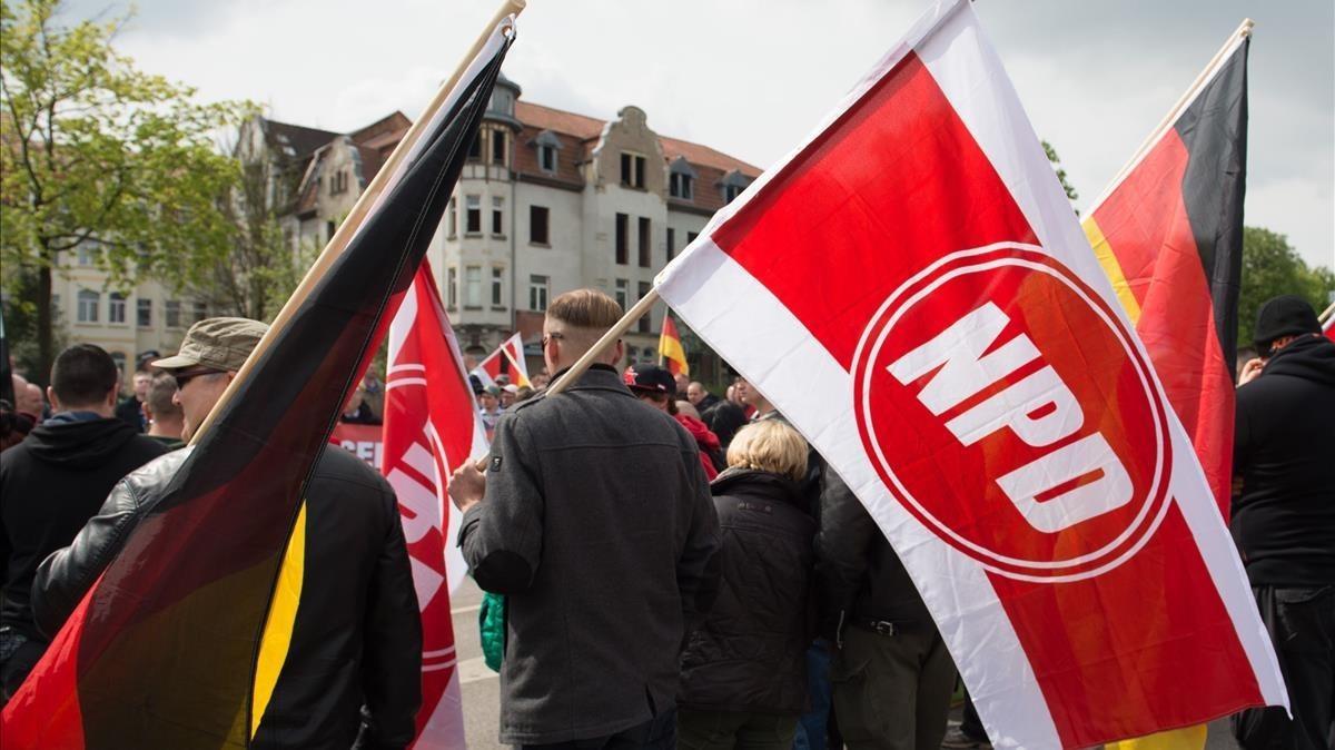 Participantes en un acto del partido neonazi NPD en Erfurt (Alemania).