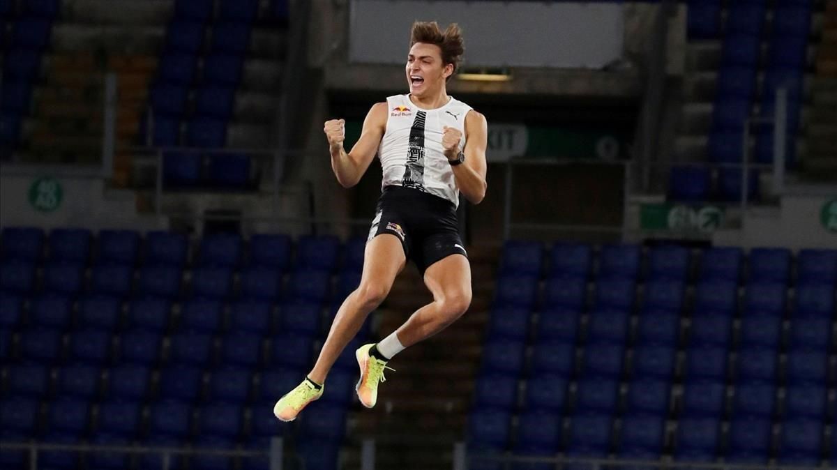 Duplantis, al batir el récord mundial. Duplantis, al batir el récord mundial.