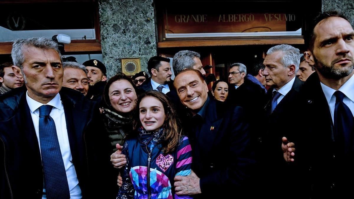 Berlusconi, a su llegada a un hotel de Nápoles, este sábado 3 de marzo. Berlusconi, a su llegada a un hotel de Nápoles, este sábado 3 de marzo.