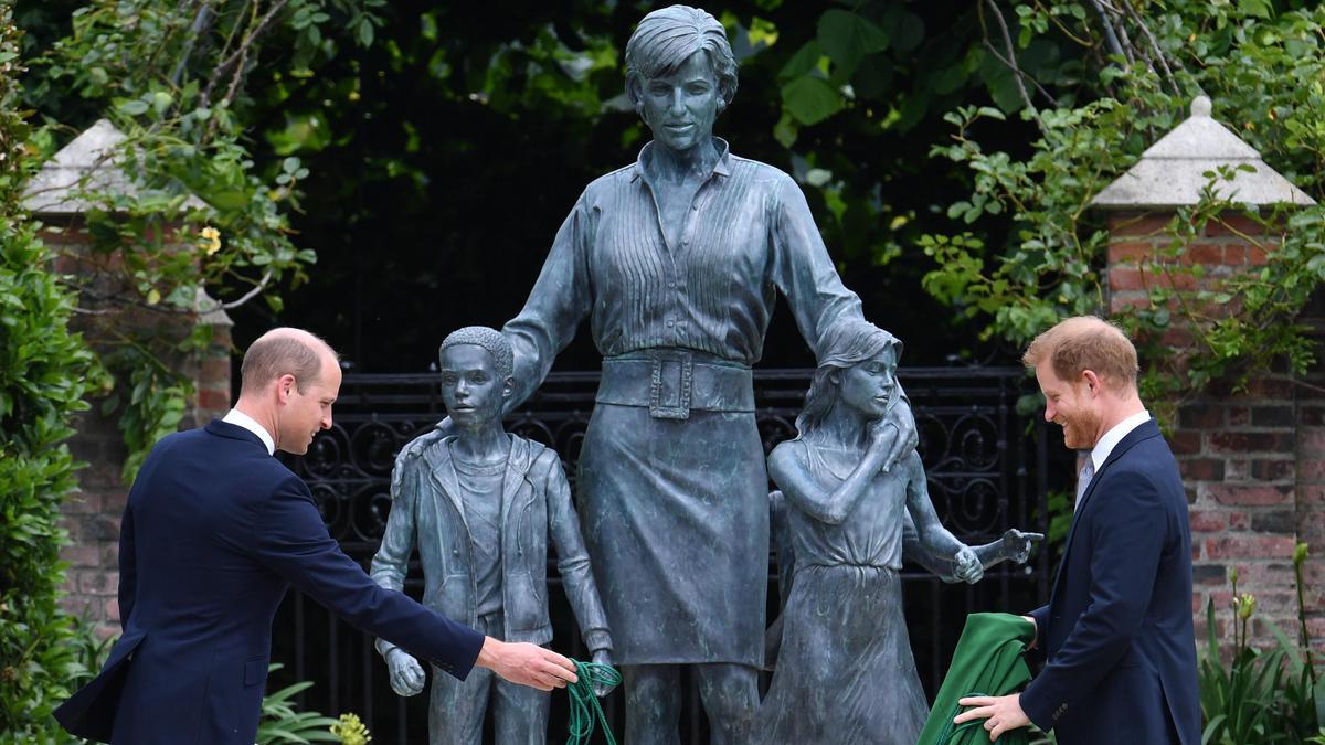 Los príncipes Guillermo y Enrique, descubre la estatua dedicada a Diana de Gales.