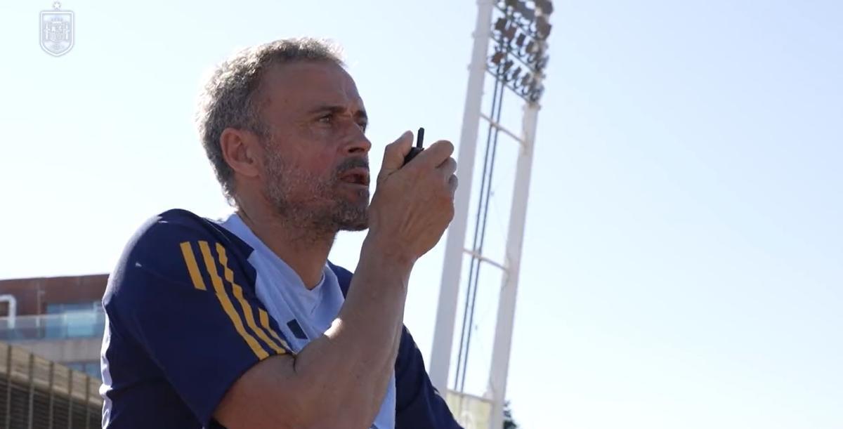 Luis Enrique utiliza un walkie-talkie para hablar con sus futbolistas. 