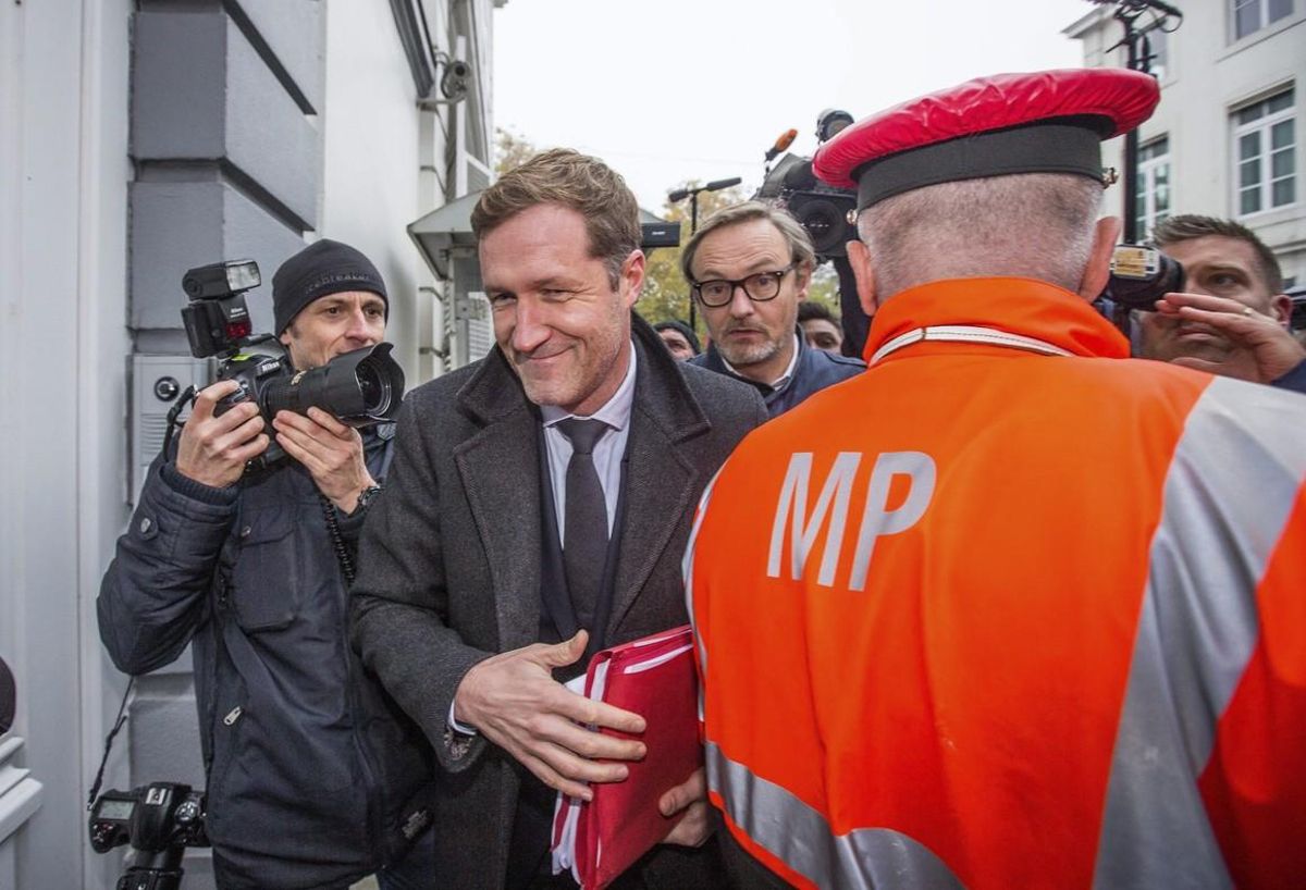 El ministro-presidente de Valonia, Paul Magnette, a su llegada a las negociaciones sobre el acuerdo CETA en Bruselas. El ministro-presidente de Valonia, Paul Magnette, a su llegada a las negociaciones sobre el acuerdo CETA en Bruselas.