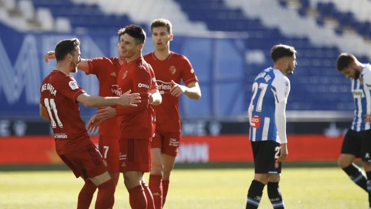 Kike Barja corre a abrazara Ronaglia tras el 0-2 ante unos abatidos Óscar Gil y David García. Kike Barja corre a abrazara Ronaglia tras el 0-2 ante unos abatidos Óscar Gil y David García.