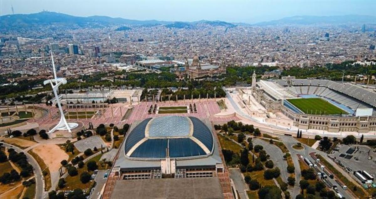 Imagen aérea del anillo olímpico, con el Palau Sant Jordi en el centro, junto a su explanada, y el Estadi Lluís Companys, cuyo uso intensivo se reserva para los meses de verano.