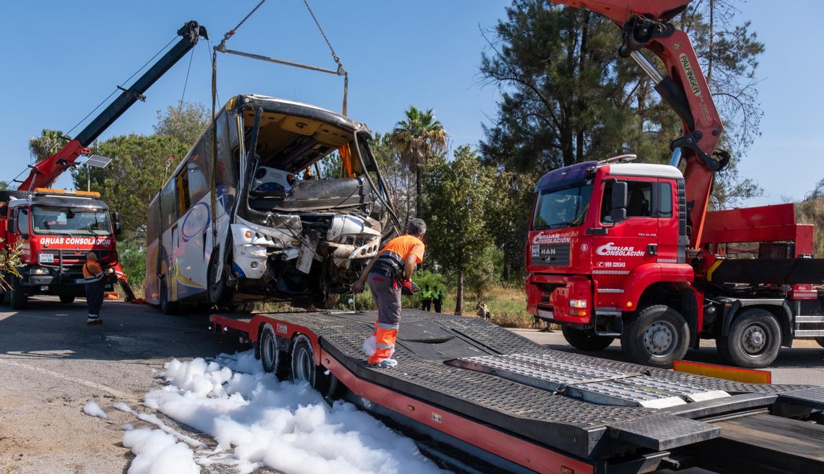 Al menos una mujer muerta y 39 heridas tras el accidente de un autobús en Almonte (Huelva)