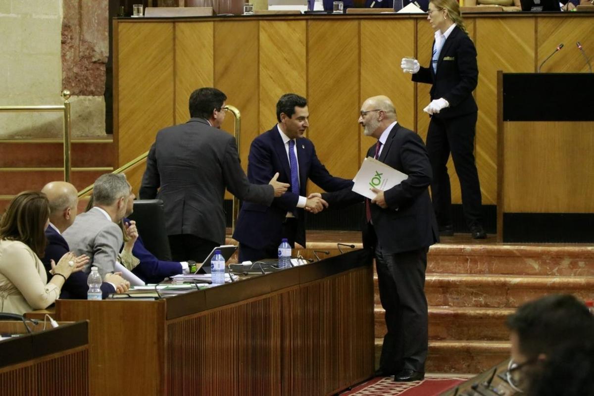 Juan Marín (Cs), Juan Manuel Moreno Bonilla ( PP) y Alejandro Hernández (Vox), en el Parlamento regional. Juan Marín (Cs), Juan Manuel Moreno Bonilla ( PP) y Alejandro Hernández (Vox), en el Parlamento regional.