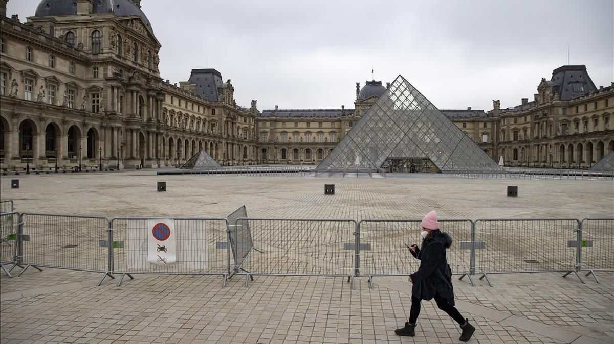 Una barrera metálica impide el paso al complejo del museo del Louvre este jueves, en París. Una barrera metálica impide el paso al complejo del museo del Louvre este jueves, en París.