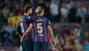 Busquets y Piqué, en el Camp Nou tras el triunfo sobre el Villarreal (3-0).