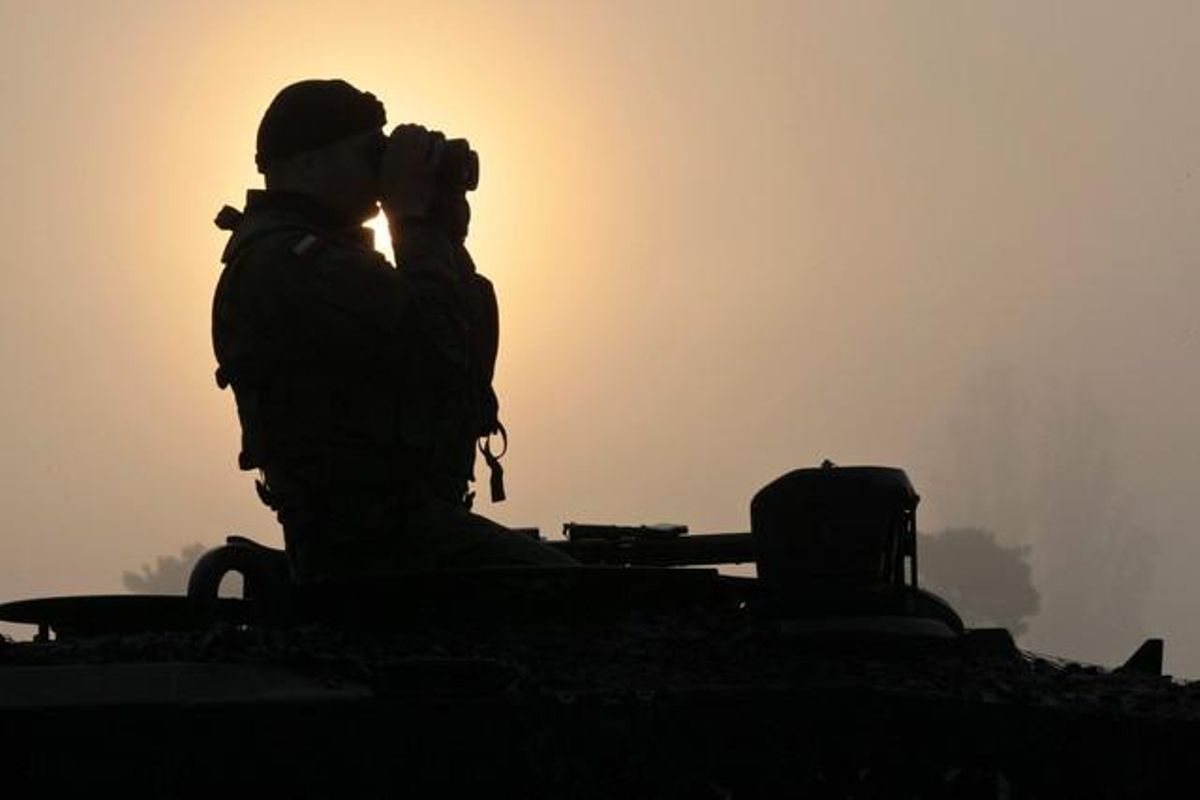 Un soldado vigila con unos prismáticos desde un tanque con ocasión de los ejercicios militares de la OTAN ’Noble Jump’ en Swiętoszów (Polonia). Un soldado vigila con unos prismáticos desde un tanque con ocasión de los ejercicios militares de la OTAN ’Noble Jump’ en Swiętoszów (Polonia).